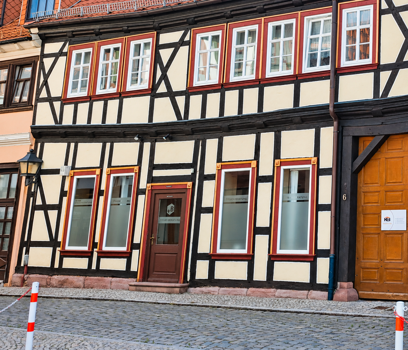 Historische Fachwerkfassade der Gumpertstraße 6 mit Eingang und großen Fenstern