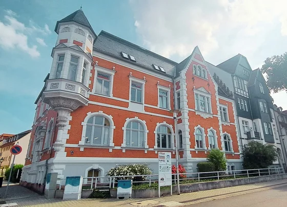 Gebäude Grimmelallee 9 – Seitenansicht mit Giebeln