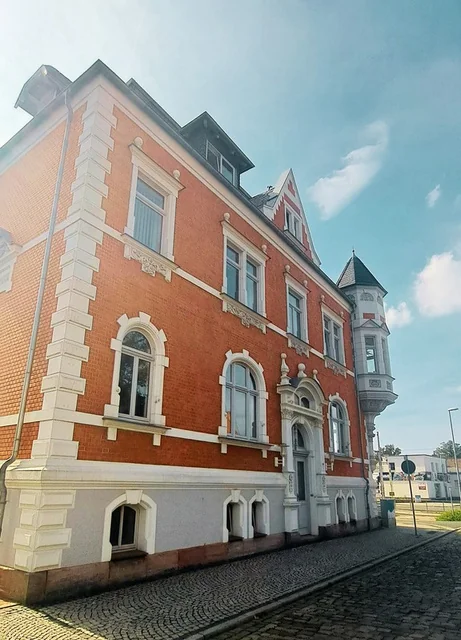 Klinkerfassade und Sockel der Gründerzeitvilla