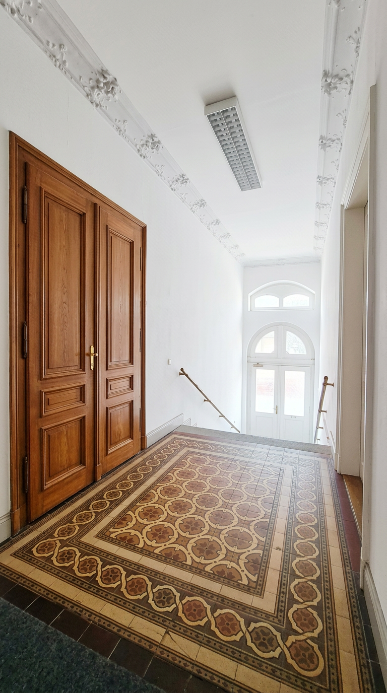 Eingangsflur mit historischem Mosaik-Fliesenboden und Deckenstuck