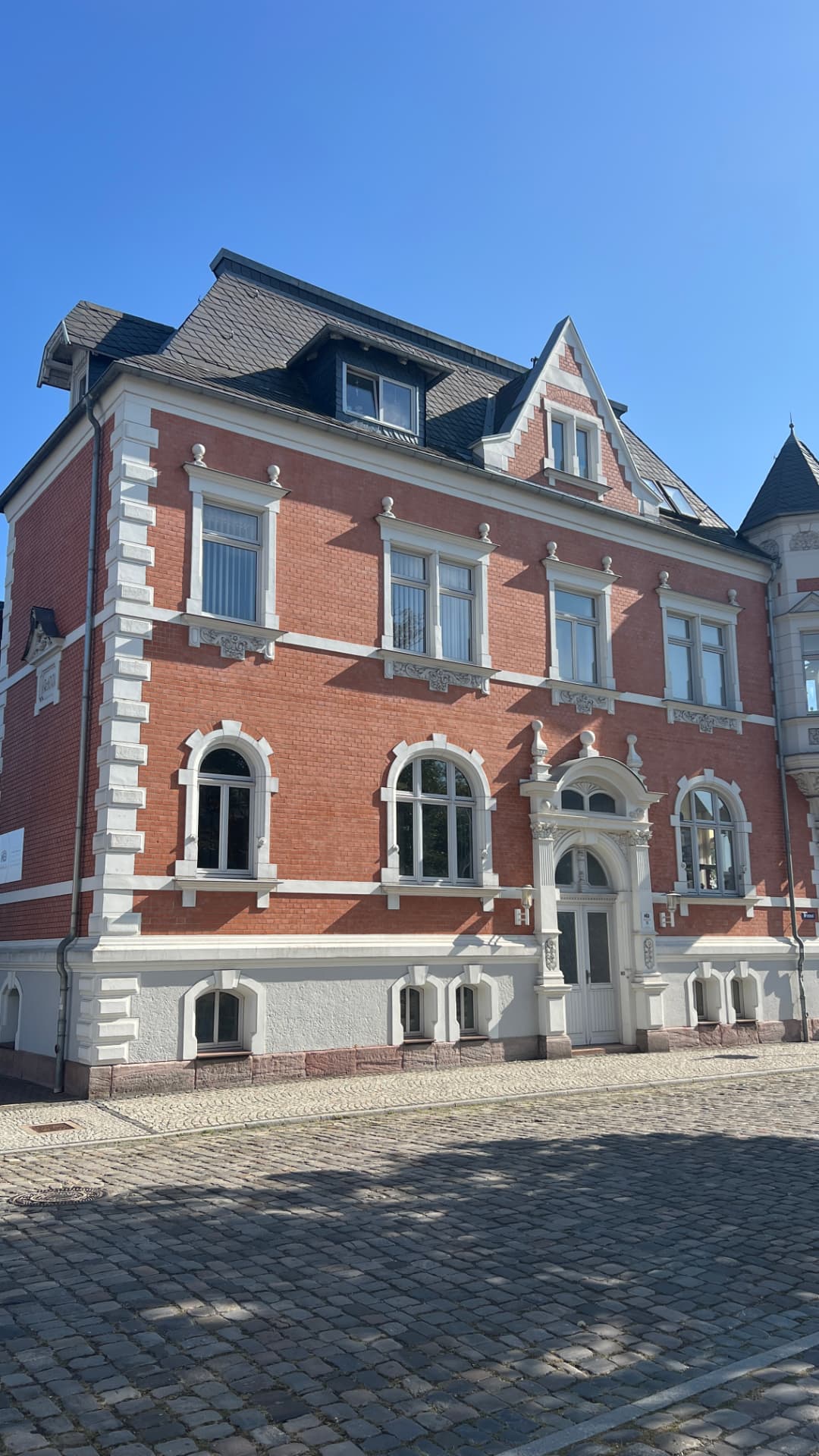 Straßenfront mit Zwerchgiebel und Sandstein-Portal