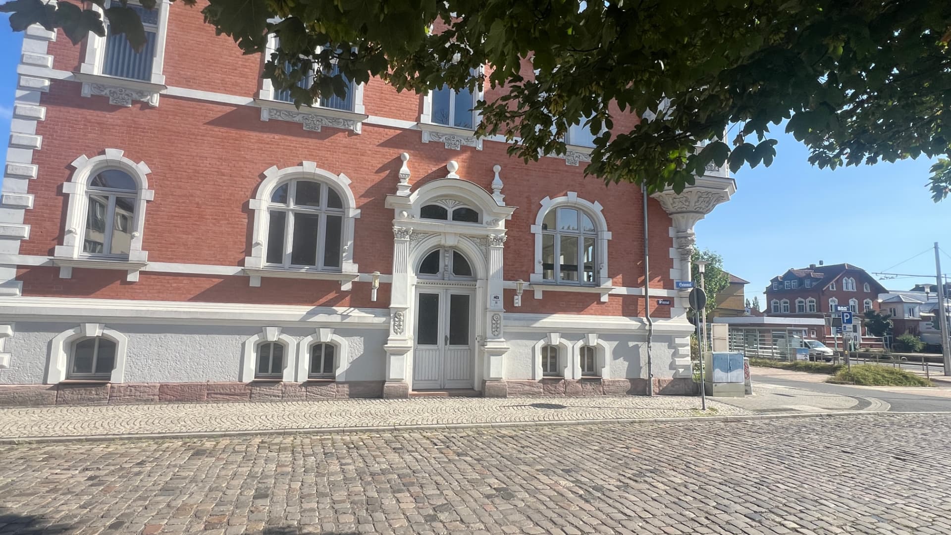 Sockelzone mit Portal, Rundbogenfenstern und Kopfsteinpflaster