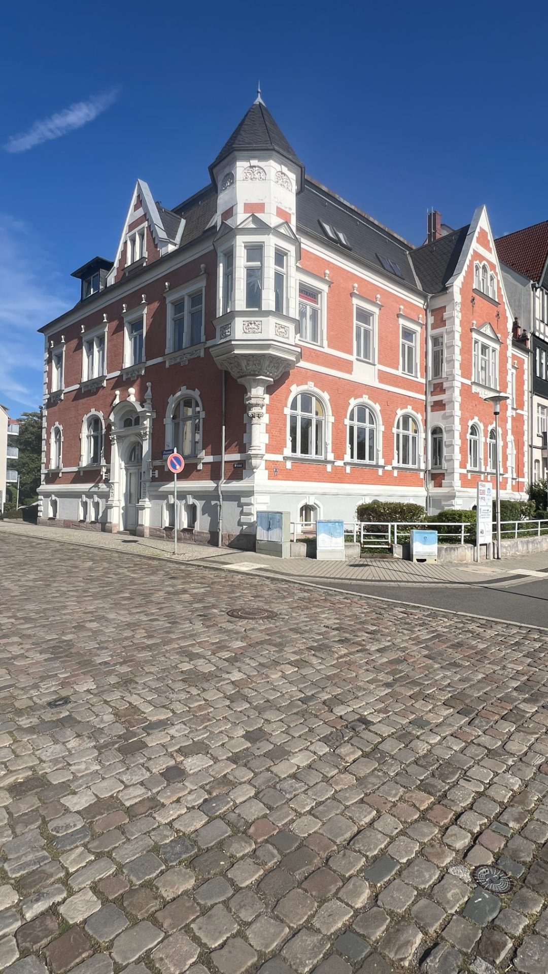 Grimmelallee 9 – repräsentative Eckansicht mit Turm und Erker