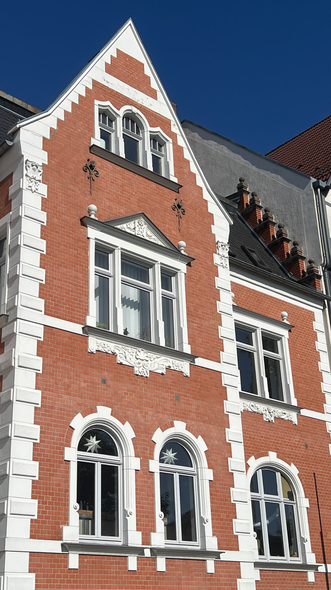 Giebelfassade mit Zwerchhaus und Zierornamenten