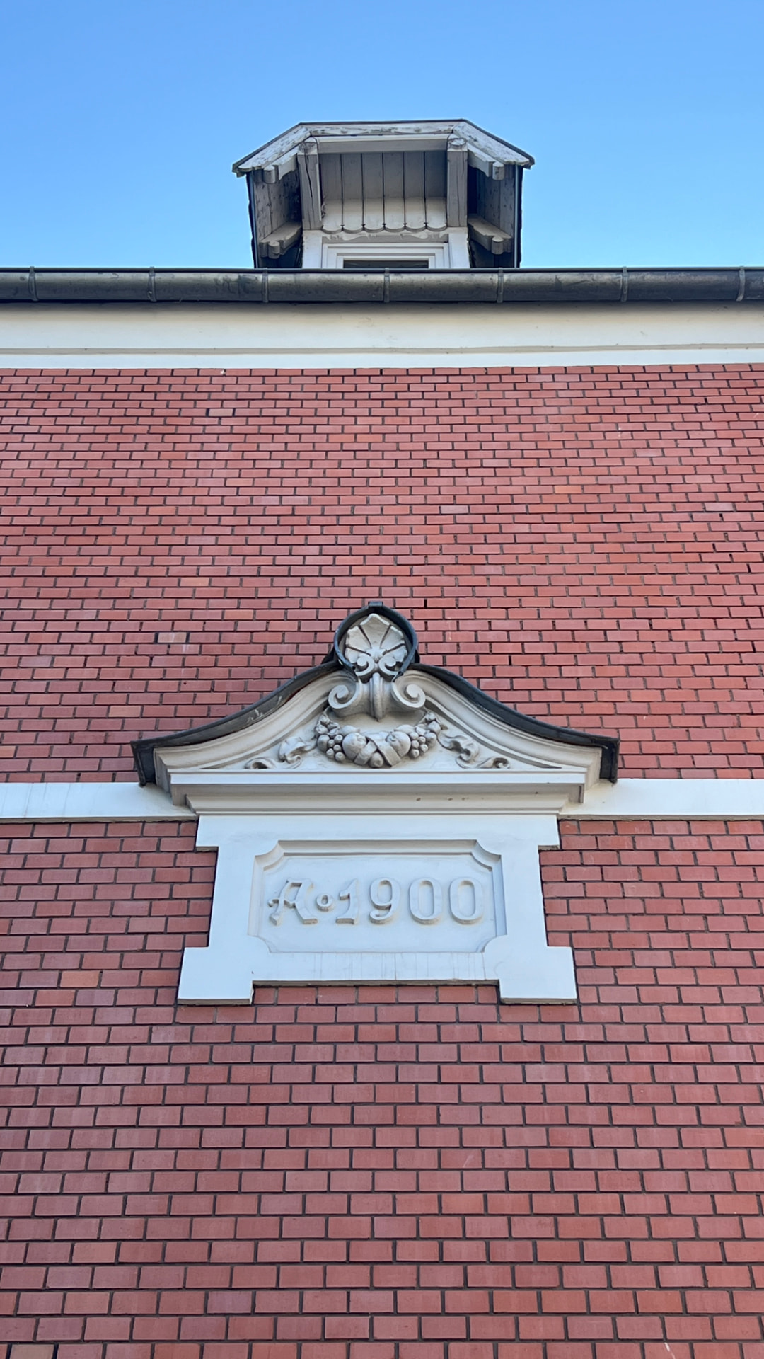 Historisches Treppenhaus mit grün lackiertem Handlauf und filigranem Geländer